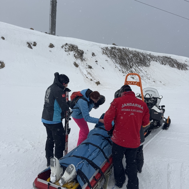 Ilgaz'da kayak yaparken düşerek yaralanan kişi hastaneye kaldırıldı
