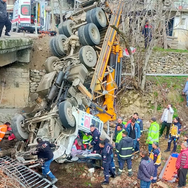 Adana'da köprüden ırmağa devrilen vinçteki 2 kişi yaralandı