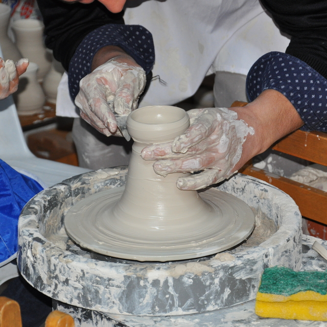 Kütahya'da anaokulu öğrencileri çini çamuruna şekil verdi