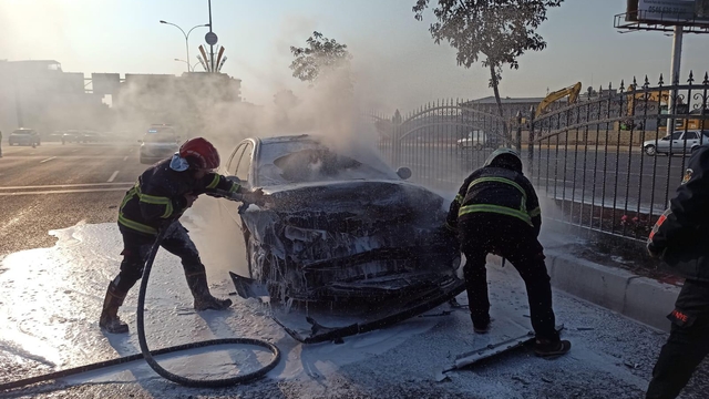Şanlıurfa'da zincirleme kazaya karışan bir otomobilde yangın çıktı