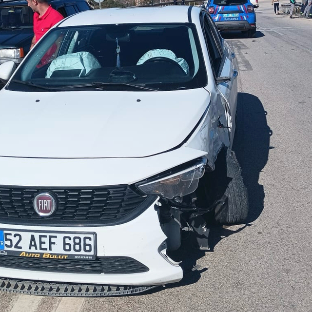 Kaş'ta otomobille çarpışan kamyonetteki 2 kişi yaralandı