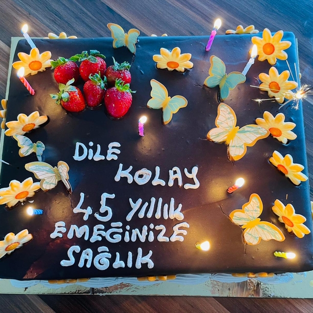 Hatay'da emekli olan öğretmen görev yaptığı okuldan alkışlarla uğurlandı