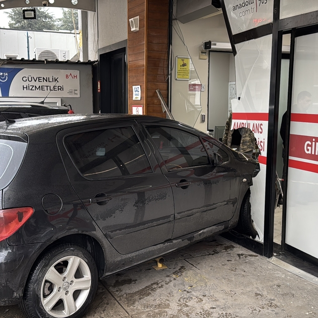 Samsun'da cipin çarptığı otomobil hastanenin acil servisine girdi