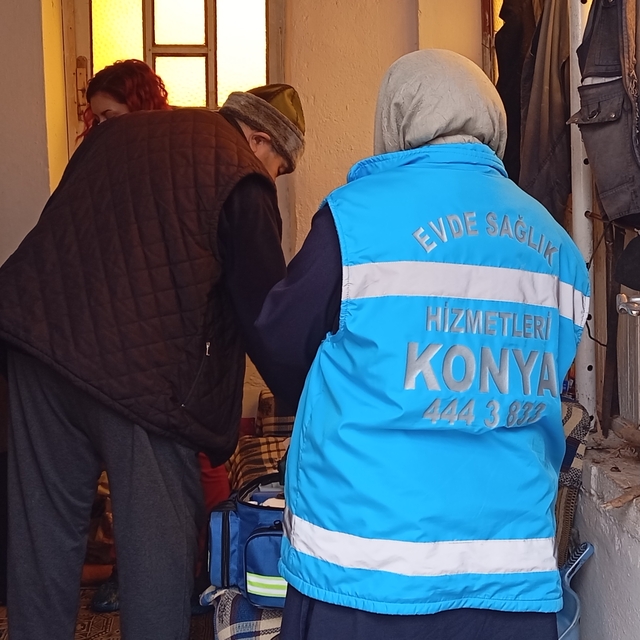 Yunak'ta yaşlı çifte evde sağlık hizmeti