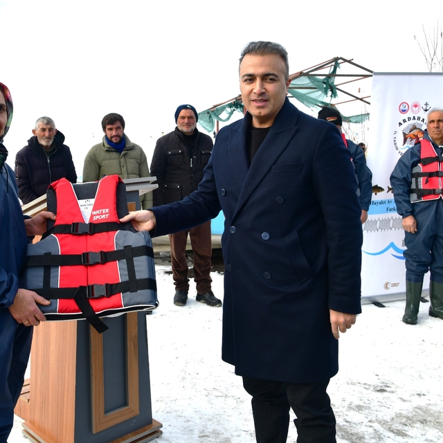 Buzla kaplı Çıldır Gölü'nde fotoğraf sergisi düzenlendi