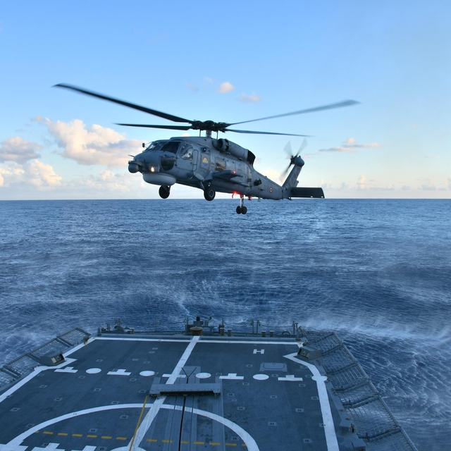 TCG Gelibolu fırkateyni, Libya açıklarında helikopterle havada yakıt ikmali...