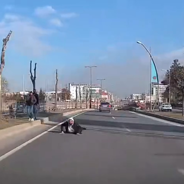 Araç altında kalmaktan son anda kurtuldu