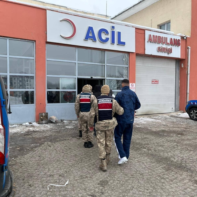 Erzurum'da 11 düzensiz göçmen ile 9 insan kaçakçısı yakalandı