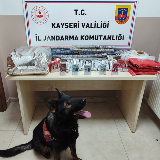 Kayseri'de kimlik sorgusu için durdurulan tırda kaçak sigara ve çay yakalan...