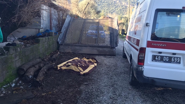 Muğla'da kum eleğinin altında kalan kişi hayatını kaybetti