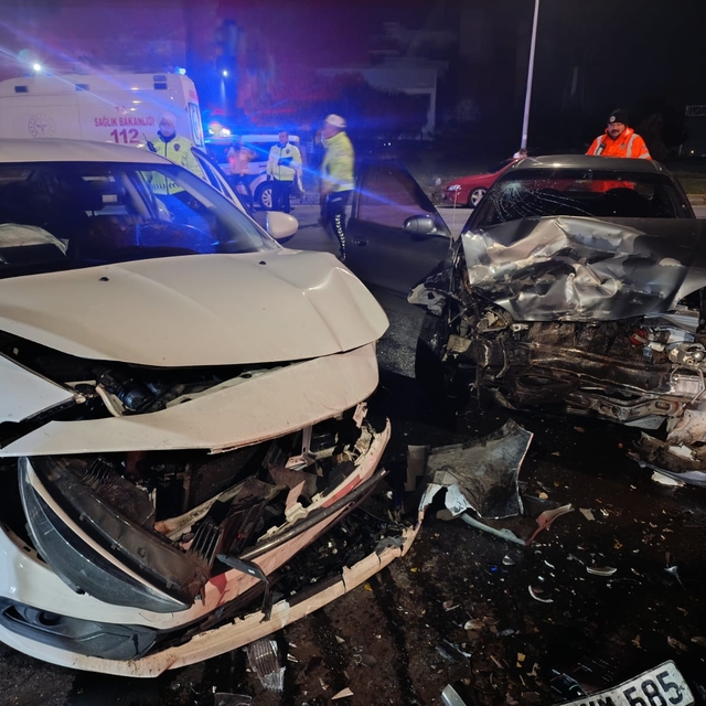 Tekirdağ'da iki otomobilin çarpıştığı kazada 3 kişi yaralandı