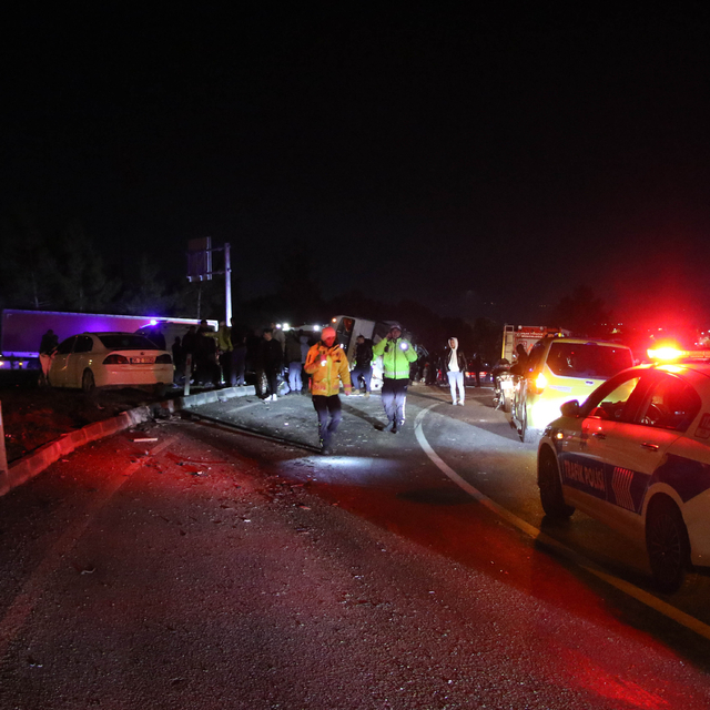 Uşak'ta işçi servisiyle otomobilin çarpıştığı kazada 28 kişi yaralandı