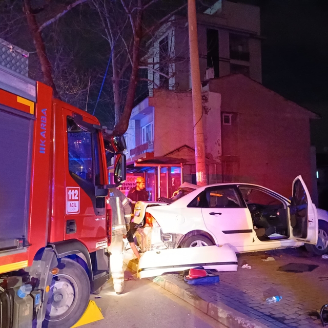 Bursa'da otomobil elektrik direğine çarptı: 1 ölü, 3 yaralı