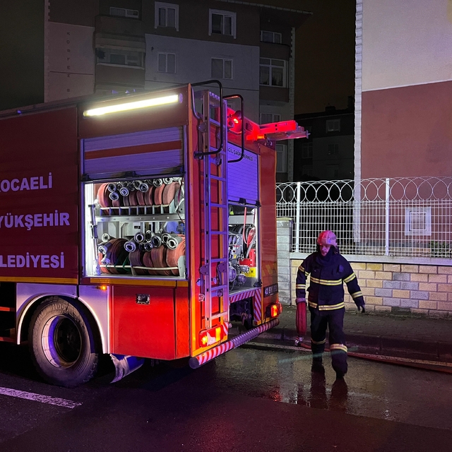 Kocaeli'de, 5 katlı apartmanın zemin katındaki dairede çıkan yangın söndürü...