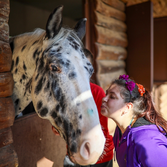 Otizmli çocuklar, atlı terapiyle fiziksel, duygusal iyileşme sağlıyor
