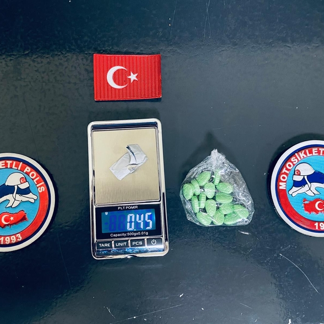 Manisa'da üzerinde uyuşturucu bulunan kişi gözaltına alındı