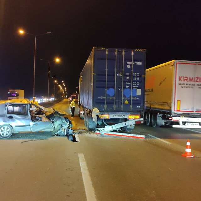 Eskişehir'de arızalanan tıra çarpan otomobilin sürücüsü yaralandı