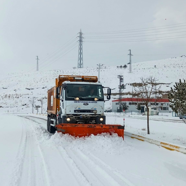 Van'da kardan kapanan 28 yerleşim yerinin yolu ulaşıma açıldı