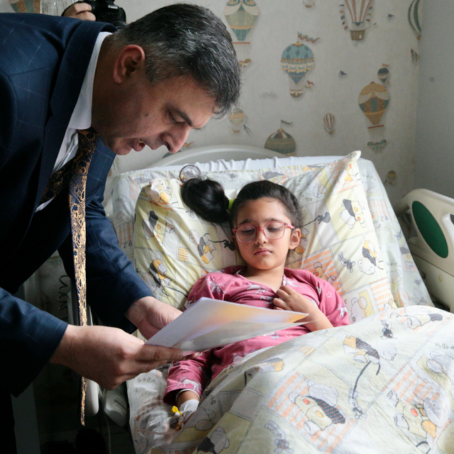 Bolu'da tedavi gören çocuklar karne heyecanını hastanede yaşadı