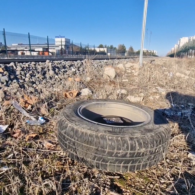Yük treni, hemzemin geçitte otomobile çarptı; 1 ölü, 1 yaralı