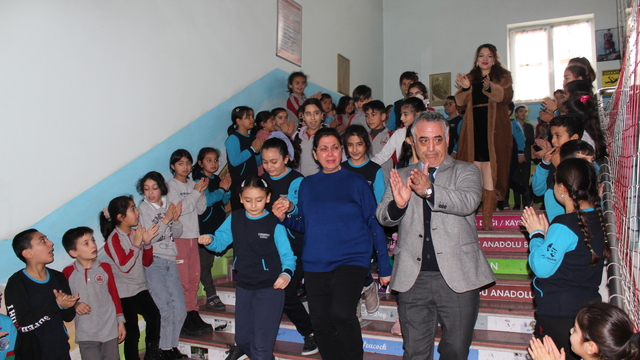 38 yıllık öğretmene, 25 yıldır görev yaptığı okulda Ferdi Tayfur şarkılı veda