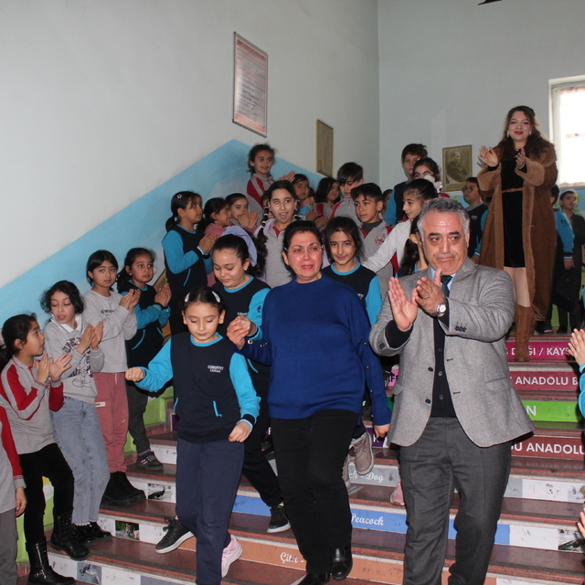 38 yıllık öğretmene, 25 yıldır görev yaptığı okulda Ferdi Tayfur şarkılı ve...