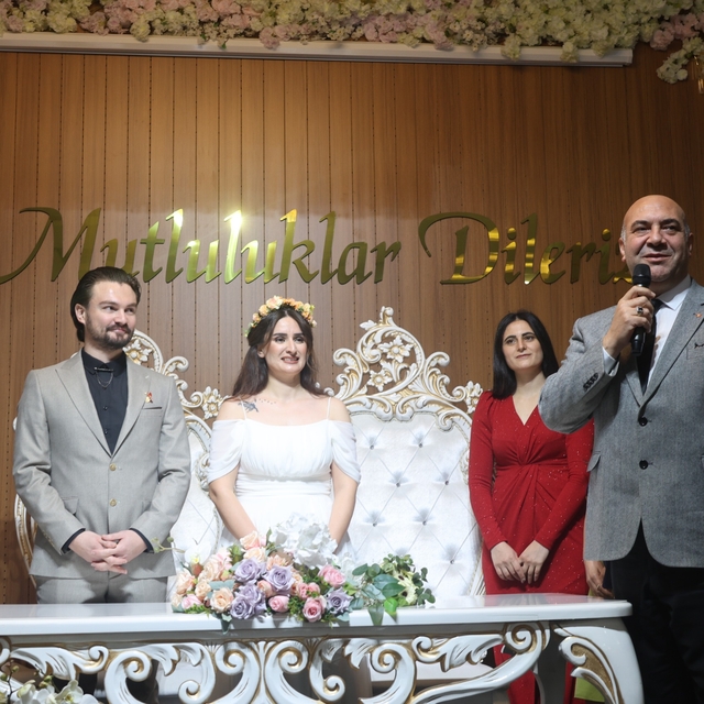 Van'da öğretmen çiftin nikahında "meslektaş dayanışması"