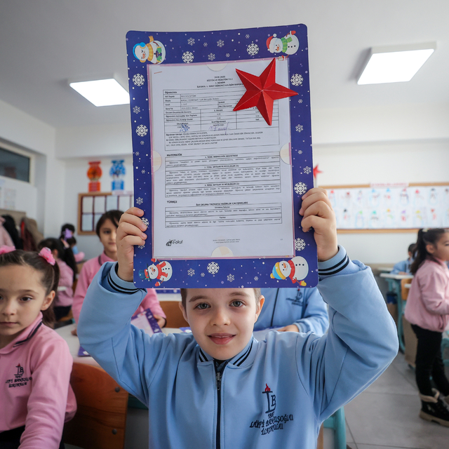 Bursa'da öğrenciler karnelerini aldı