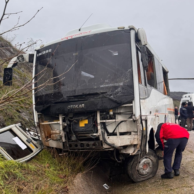 25 kişinin yaralandığı kazada, durumu ağır olan kadın işçi öldü