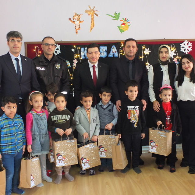 Keban Kaymakamı Atalık, öğrencilere karne dağıttı