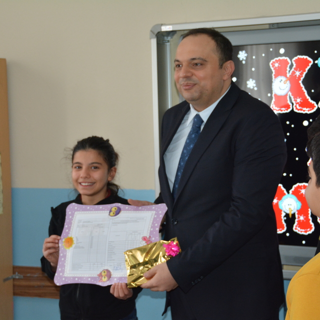 Tatvan'da öğrenciler karne heyecanı yaşadı