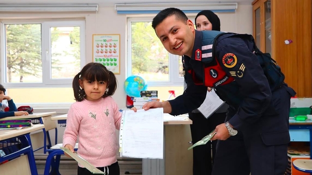 Çankırı'da jandarma ekipleri öğrencilere karne dağıttı
