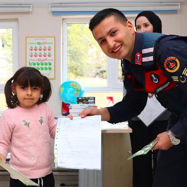 Çankırı'da jandarma ekipleri öğrencilere karne dağıttı