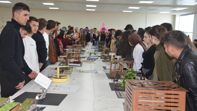 Peyzaj mimarlığı öğrencileri, kentler için tasarladıkları modüler bankları sergiledi