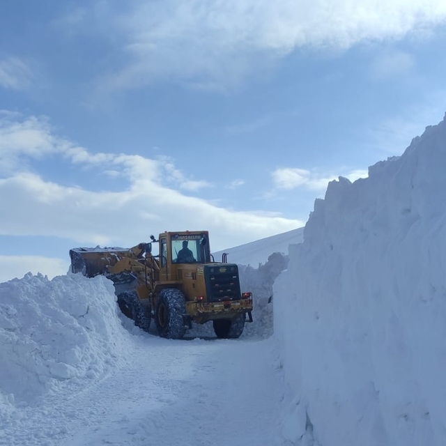 Van-İran sınırında, 3 metrelik karla mücadele