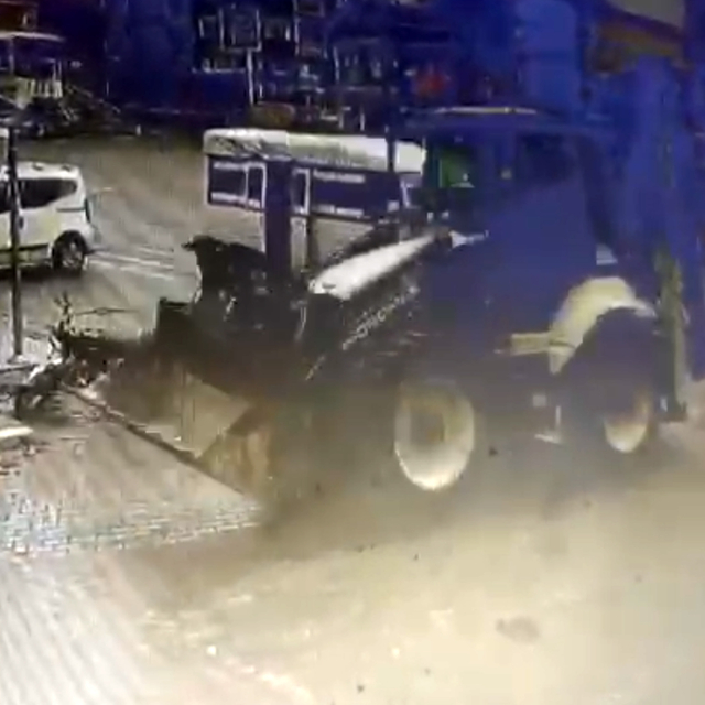 İş makinesinin çarptığı kadın öldü; kaza kamerada