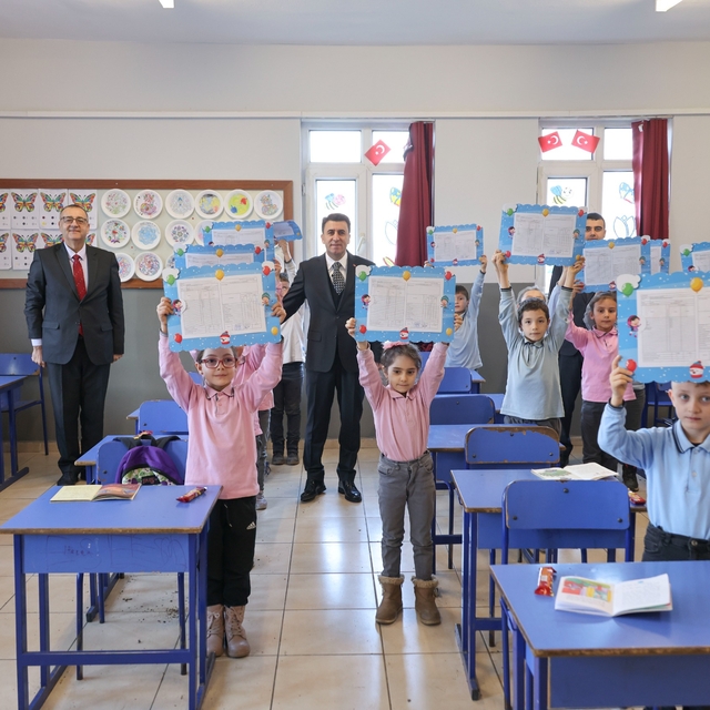 Bilecik'te öğrenciler karnelerini aldı