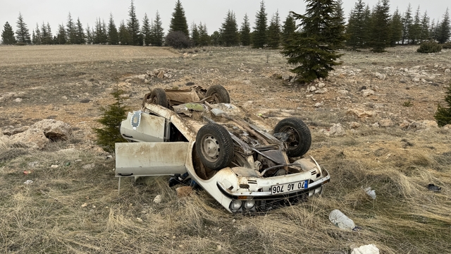 Karaman'da hafif ticari araç ile otomobilin çarpıştığı kazada 4 kişi yaralandı