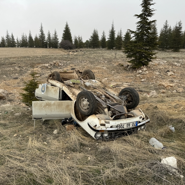 Karaman'da hafif ticari araç ile otomobilin çarpıştığı kazada 4 kişi yarala...