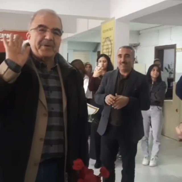 Hatay'da 43 yıllık öğretmene duygusal veda