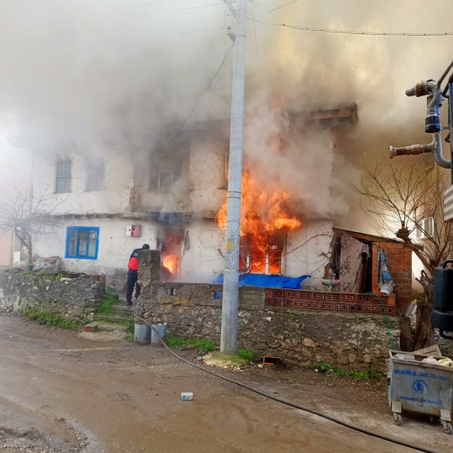 Bilecik'te ahşap evde çıkan yangın söndürüldü