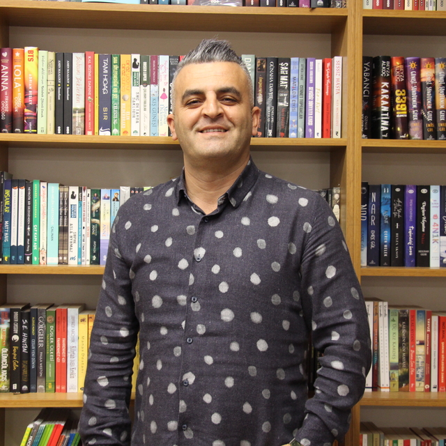 Antalya'da bir kitabevi "Karneni Getir Kitabını Götür " kampanyası başlattı