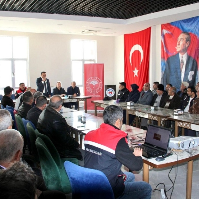 Yalıhüyük Kaymakamı çiftçilerle buluştu