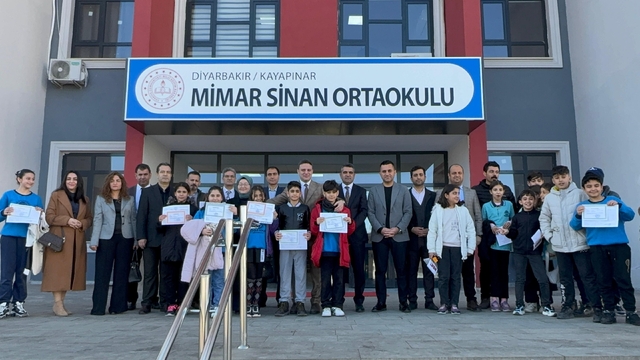 Doğu ve Güneydoğu'da öğrenciler karnelerini aldı