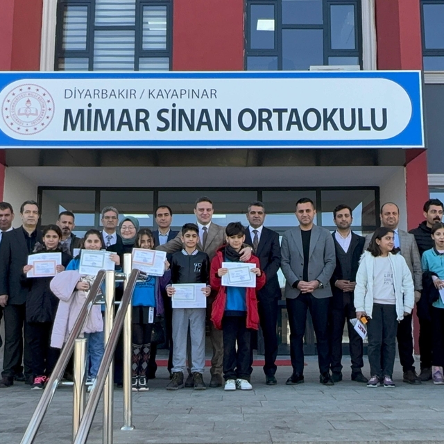 Doğu ve Güneydoğu'da öğrenciler karnelerini aldı