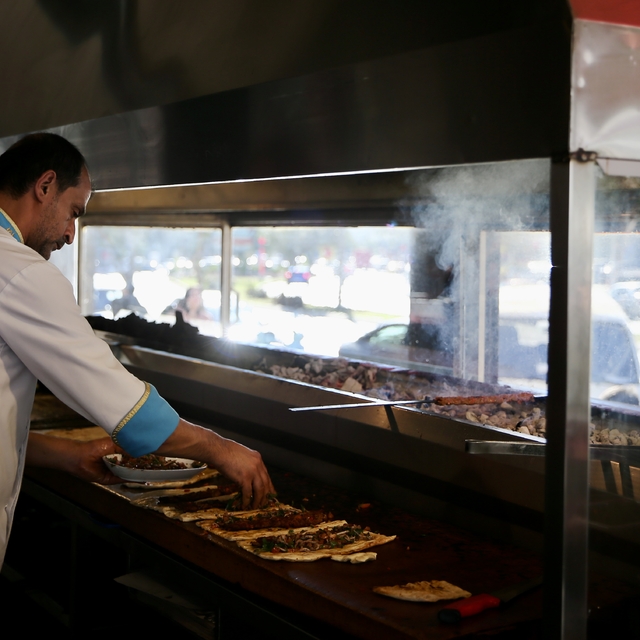 Adana'da başarılı öğrencilere kebap ikramı