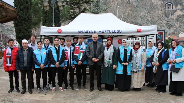 Amasya'da Gazze'deki ateşkes tatlı dağıtılarak kutlandı