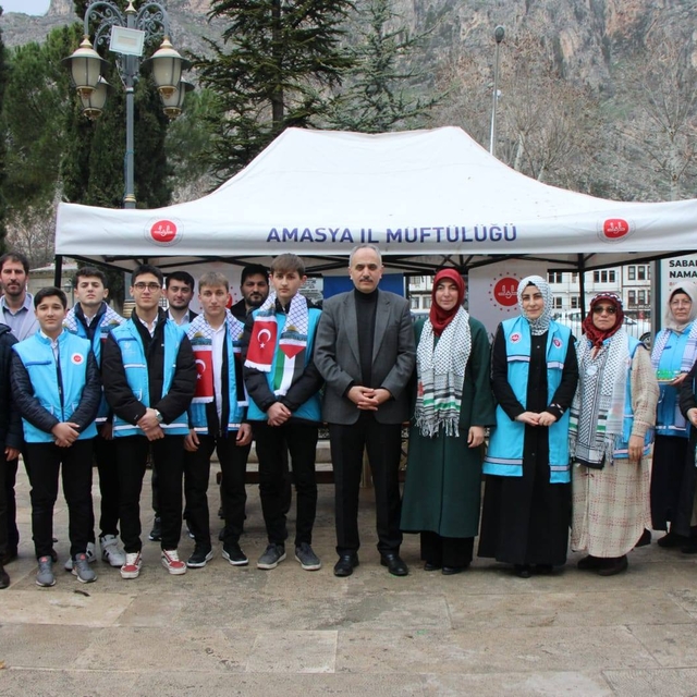Amasya'da Gazze'deki ateşkes tatlı dağıtılarak kutlandı