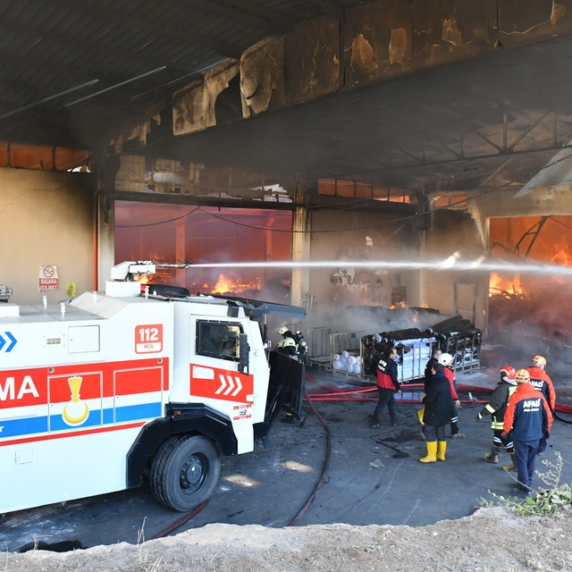 Şanlıurfa'da tekstil fabrikasında çıkan yangın, kontrol altında