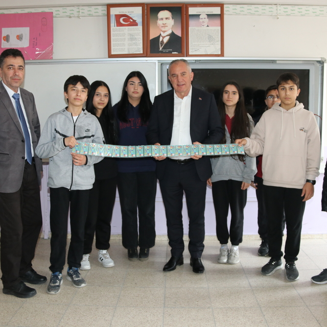 Taşova Belediyesi öğrencilere Akademi Belediye Kartları dağıtıyor